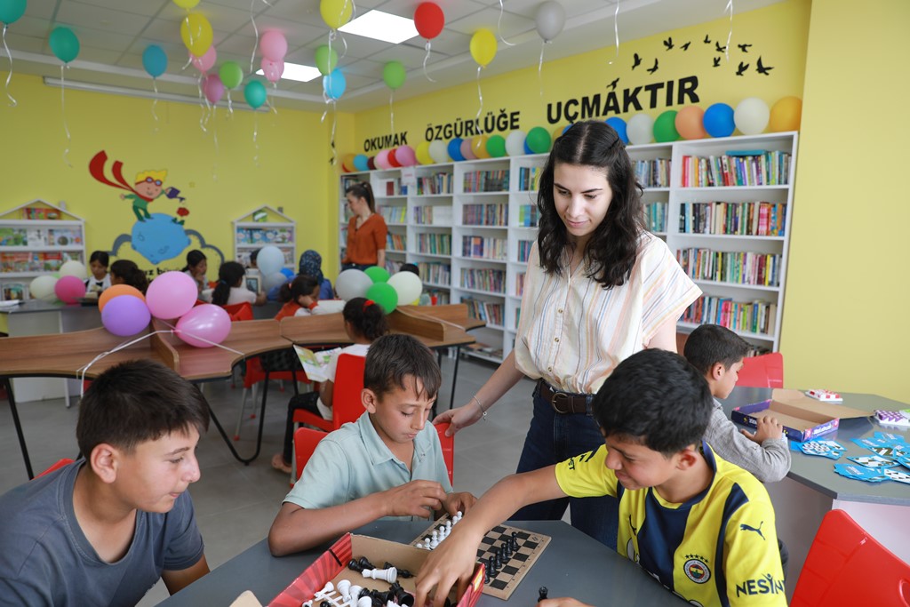 HARRAN BELEDİYESİ İKİ OKULA YENİ KÜTÜPHANE KAZANDIRDI 