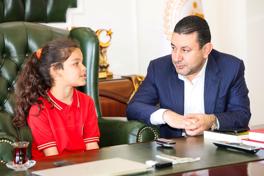 BAŞKAN ÖZYAVUZ KOLTUĞUNU MİNİK ZEYNEP'E DEVRETTİ
